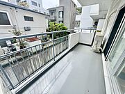 朝の澄んだ空気や、夕方に吹く清々しい風を感じられるバルコニー。