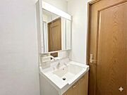 清潔感を感じられる洗面化粧台。