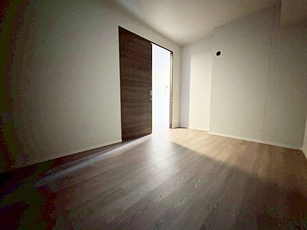 清かで艶やかな時間をもたらしてくれる室内です。