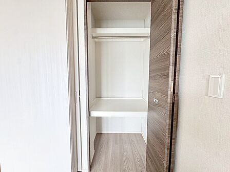 家電やスーツケース、ストック品など何でも片付く嬉しい空間です。