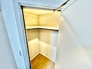 家電やスーツケース、ストック品など何でも片付く嬉しい空間です。