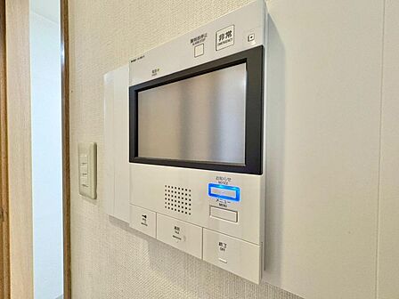 誰が来てもわかる様にモニター付きインターホンを設置。