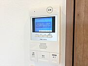 誰が来てもわかる様にモニター付きインターホンを設置。
