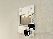 誰が来てもわかる様にモニター付きインターホンを設置。