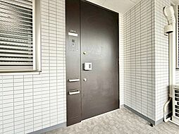 清潔感のある落ち着いた雰囲気の玄関です。