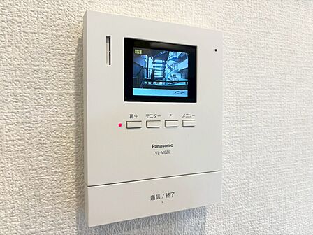 誰が来てもわかる様にモニター付きインターホンを設置。