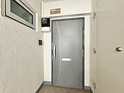 清潔感のある落ち着いた雰囲気の玄関です。