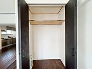 家電やスーツケース、ストック品など何でも片付く嬉しい空間です。