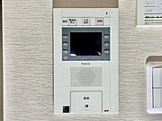 誰が来てもわかる様にモニター付きインターホンを設置。
