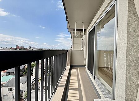 朝の澄んだ空気や、夕方に吹く清々しい風を感じられるバルコニー。