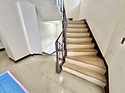 共用部の階段です。明るく清潔に管理されています。