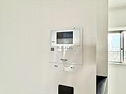 誰が来てもわかる様にモニター付きインターホンを設置。