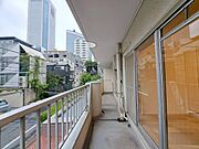 朝の澄んだ空気や、夕方に吹く清々しい風を感じられるバルコニー。