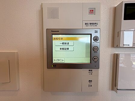 誰が来てもわかる様にモニター付きインターホンを設置。