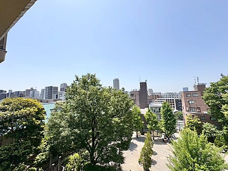 眺望や窓からの景色が良いと、家で過ごす時間も快適です。