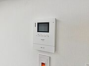 誰が来てもわかる様にモニター付きインターホンを設置。