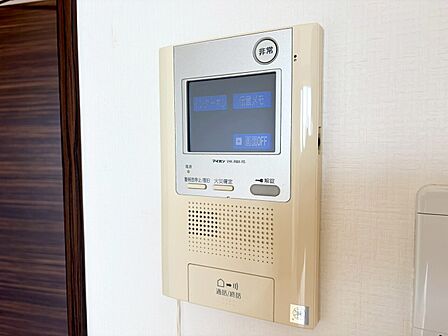 誰が来てもわかる様にモニター付きインターホンを設置。