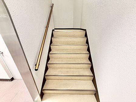 共用部の階段です。明るく清潔に管理されています。