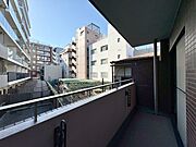 朝の澄んだ空気や、夕方に吹く清々しい風を感じられるバルコニー。