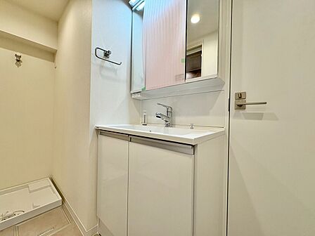 清潔感を感じられる洗面化粧台。