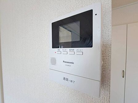 誰が来てもわかる様にモニター付きインターホンを設置。