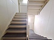 共用部の階段です。明るく清潔に管理されています。