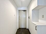 白を基調とした清潔感あふれる玄関。豊富なシューズボックスを備え、すっきりとした空間でご家族を迎えます。