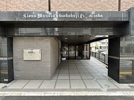 御影石調の重厚なエントランスが格調高い印象を演出。住まう誇りを感じられる上質なアプローチです。