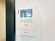 誰が来てもわかる様にモニター付きインターホンを設置。