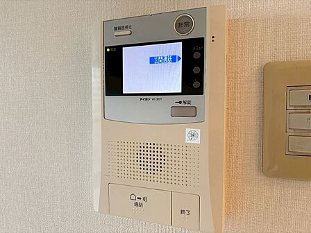 誰が来てもわかる様にモニター付きインターホンを設置。