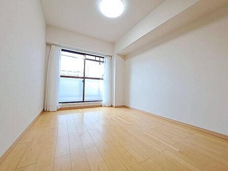 清かで艶やかな時間をもたらしてくれる室内です。