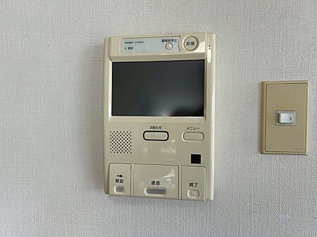 誰が来てもわかる様にモニター付きインターホンを設置。