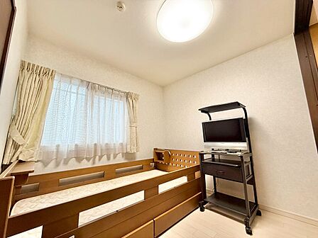 清かで艶やかな時間をもたらしてくれる室内です。