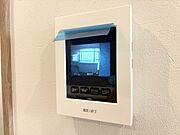誰が来てもわかる様にモニター付きインターホンを設置。