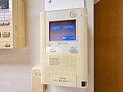誰が来てもわかる様にモニター付きインターホンを設置。