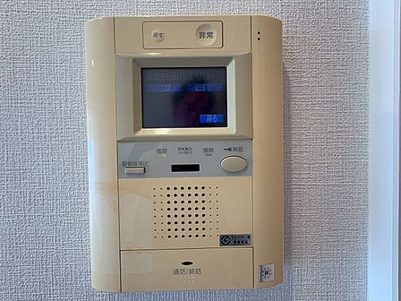 誰が来てもわかる様にモニター付きインターホンを設置。