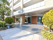 上質感漂う玄関アプローチです。