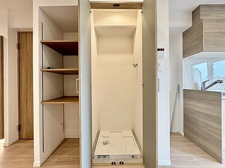 家電やスーツケース、ストック品など何でも片付く嬉しい空間です。