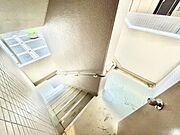 共用部の階段です。明るく清潔に管理されています。
