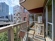 朝の澄んだ空気や、夕方に吹く清々しい風を感じられるバルコニー。