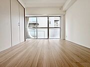 清かで艶やかな時間をもたらしてくれる室内です。