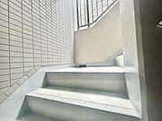 共用部の階段です。明るく清潔に管理されています。
