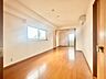 室内：通風・採光に優れ、心地よい光と風が溢れています。