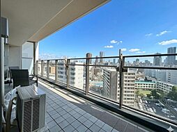 朝の澄んだ空気や、夕方に吹く清々しい風を感じられるバルコニー。