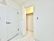 家電やスーツケース、ストック品など何でも片付く嬉しい空間です。