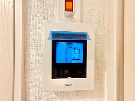 誰が来てもわかる様にモニター付きインターホンを設置。