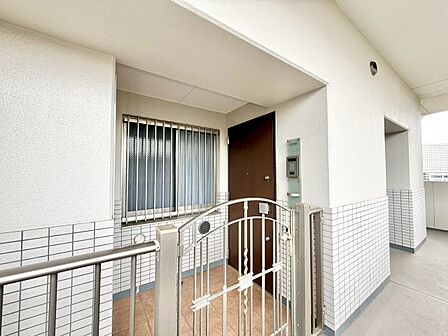 清潔感のある落ち着いた雰囲気の玄関です。