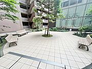 マンションの敷地内には、中庭もございます。