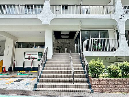 上質感漂う玄関アプローチです。