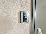 誰が来てもわかる様にカメラ付きインターホンを設置。